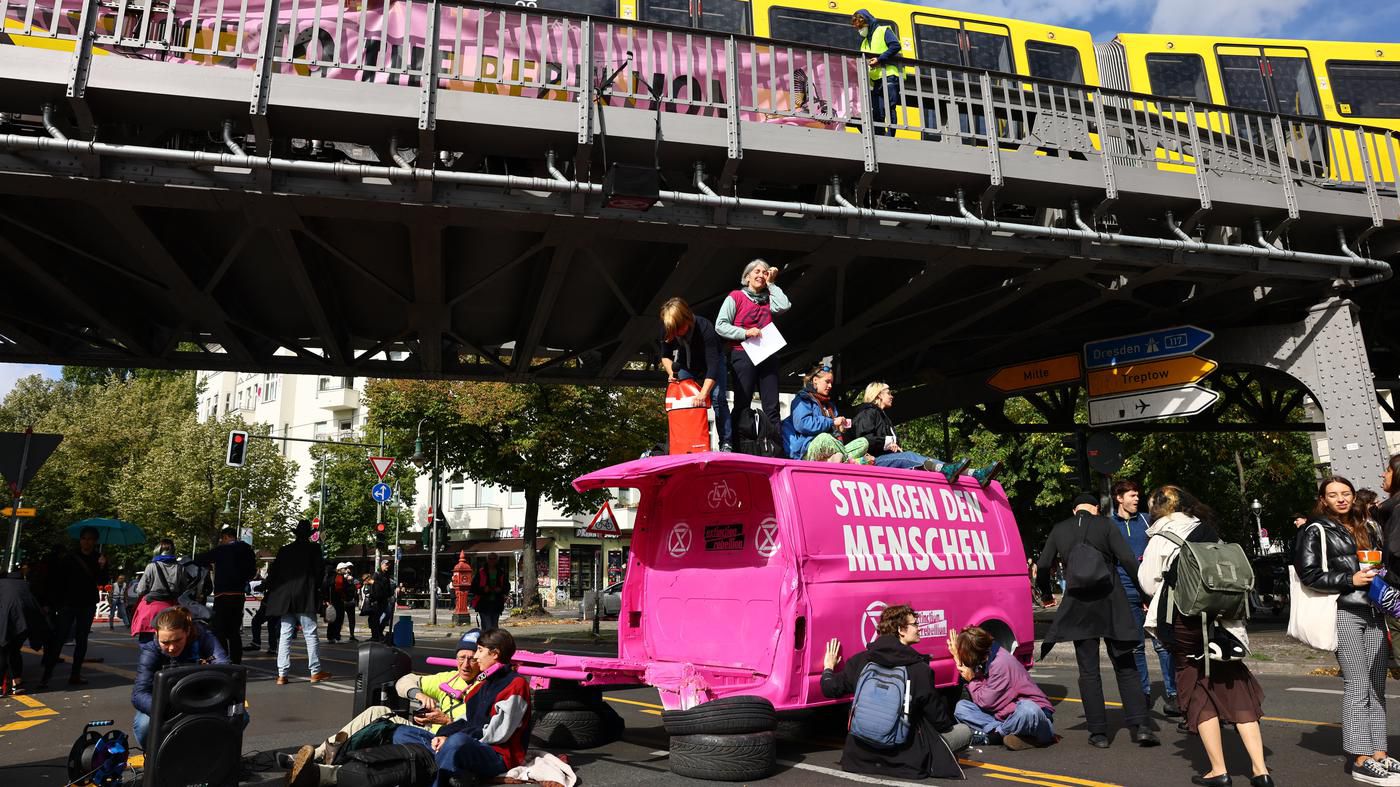 „Extinction Rebellion" in Berlin-Kreuzberg: Klimaschutz-Gruppe blockiert Straßen mit Klavier, mobiler Küche und „Achtsamkeitsraum"