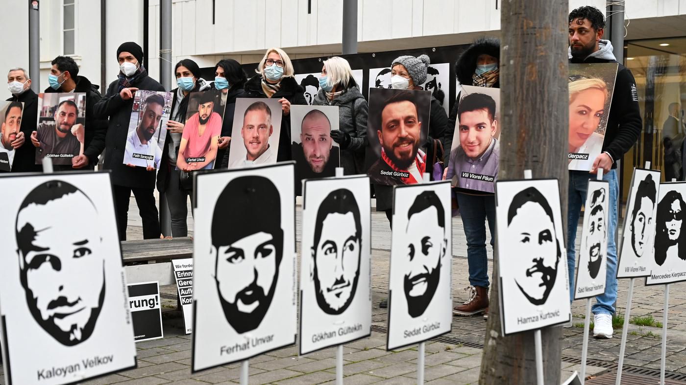 Kleben gegen das Vergessen : Wie Sticker und Graffiti an die Opfer von Hanau erinnern