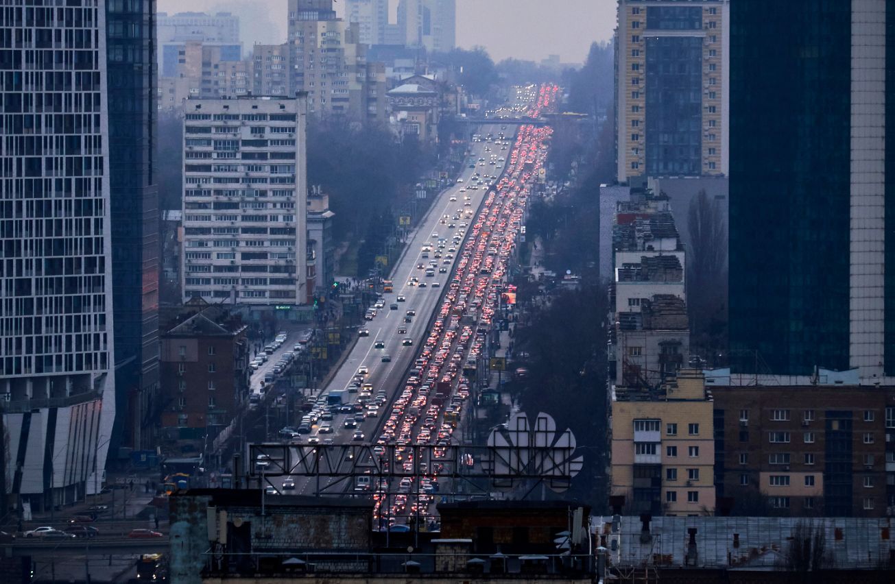 Появились фото гигантских пробок в Киеве в сторону запада