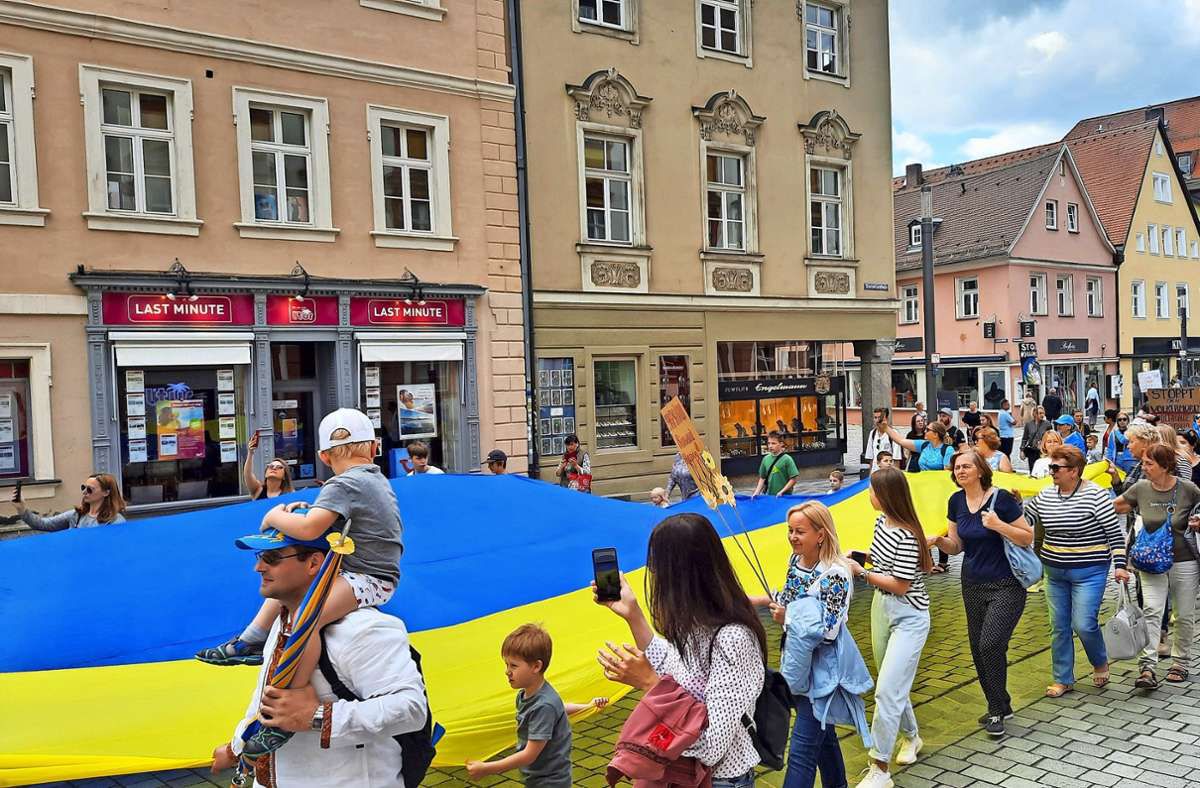 Friedenszug: Ukraine-Flüchtlinge ziehen durch Bayreuther Innenstadt - Nordbayerischer Kurier