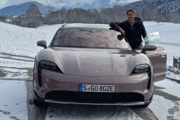 Wie schlägt sich ein E-Porsche am Alpenrand?