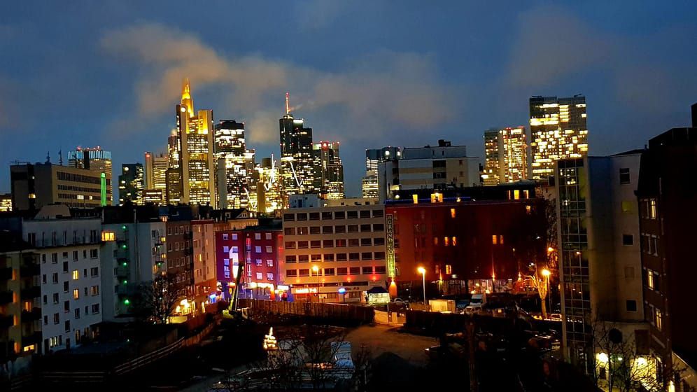 Das Allerheiligenviertel bei Nacht im Schatten der Frankfurter Skyline