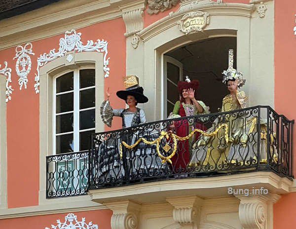 Rokokodamen auf dem Balkon