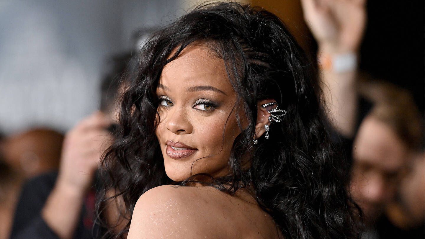 Rihanna mit neuem Song "Lift Me Up"
