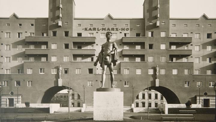 Bei seiner Erffnung 1930 verfgte der Karl-Marx-Hof ber 1382 Wohnungen fr rund 5000 Menschen 