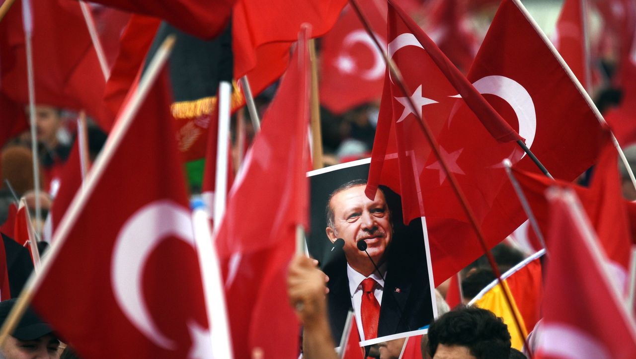 Warum ist Erdoğan bei Türken in Deutschland so beliebt? Interview mit Politik-Professor Burak Çopur