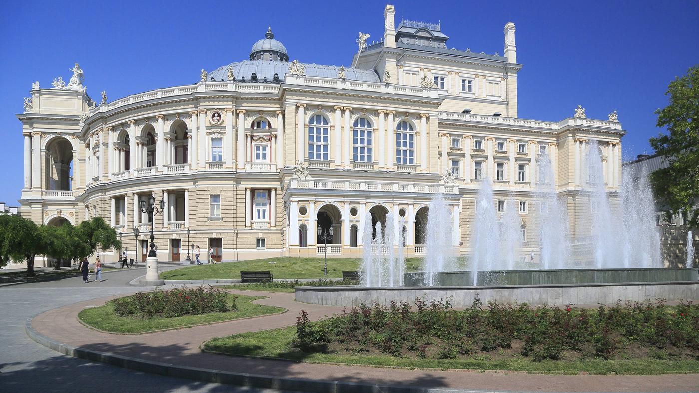 Ein Besuch in der Oper von Odessa: Als ein ukrainisches Kampflied angestimmt wird, singen viele im Saal mit