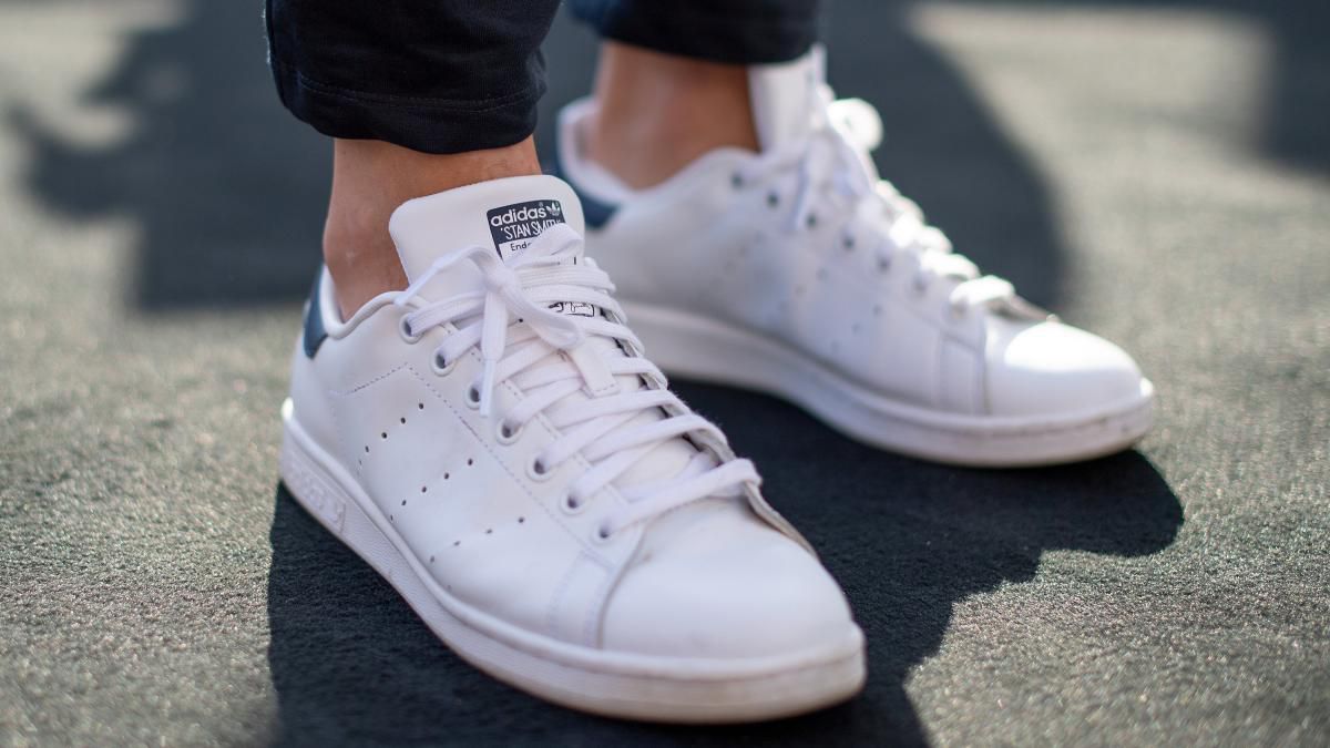 Weiße Sneaker reinigen: Dieses Hausmittel macht sie sauber