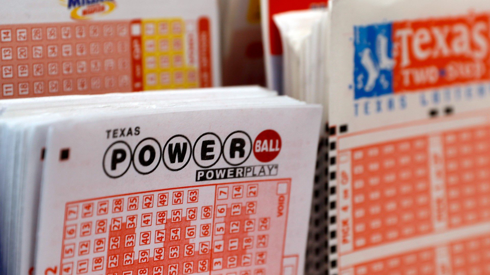 “No Winners of $922 Million Powerball Jackpot, Prize Reaches $1 Billion!”