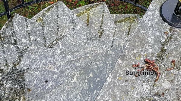 Wetter im Januar: Regen fällt auf die steinerne Wendeltreppe, das eiserne Geländer reflektiert auf den nassen Stufen