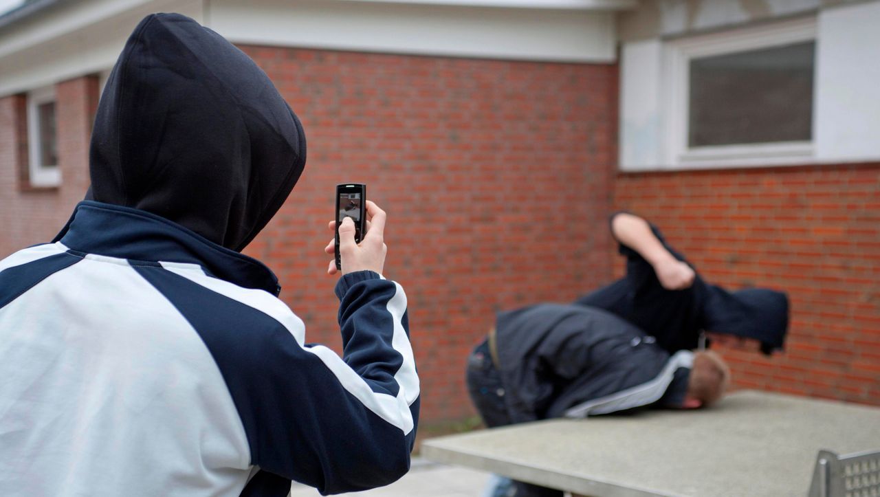 Cyberbullying auf TikTok, Instagram und Co.: Ist Social Media für Jugendliche gefährlich?