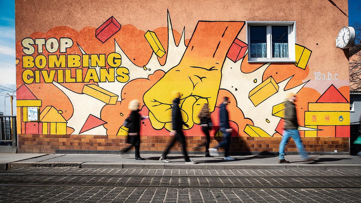 'Stop Bombing Civilians': Das steckt hinter dem großen Graffiti an einer Würzburger Häuserwand