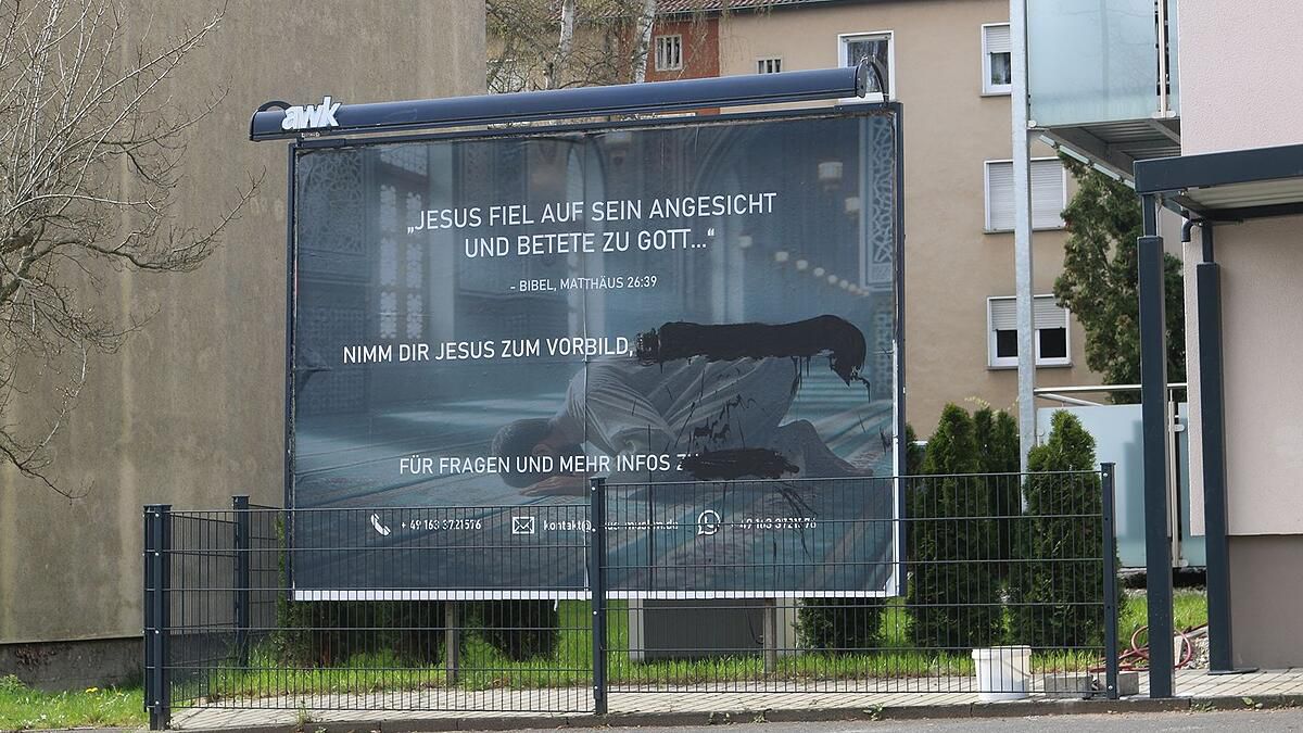 Gewollte Provokation? Den Verfassungsschutz beschäftigt ein Plakat in Schweinfurt