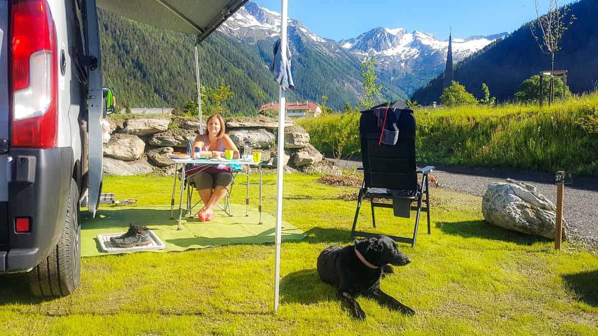 So geht Camping mit Hund wirklich: Knallharte Facts und Tipps.