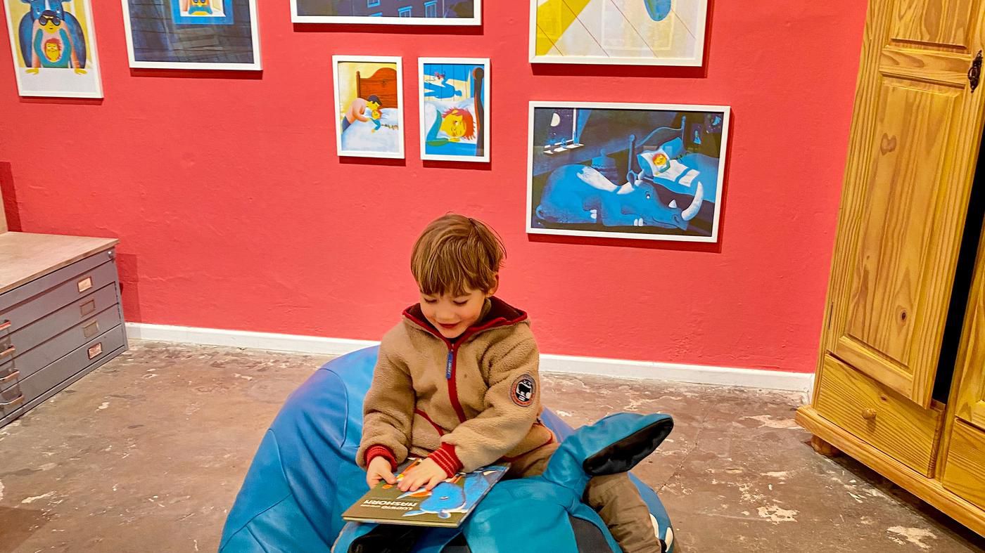 Ein ganz besonderer Kinderbuchladen in Berlin: Wo sich Nashörner in der Ausstellung verstecken