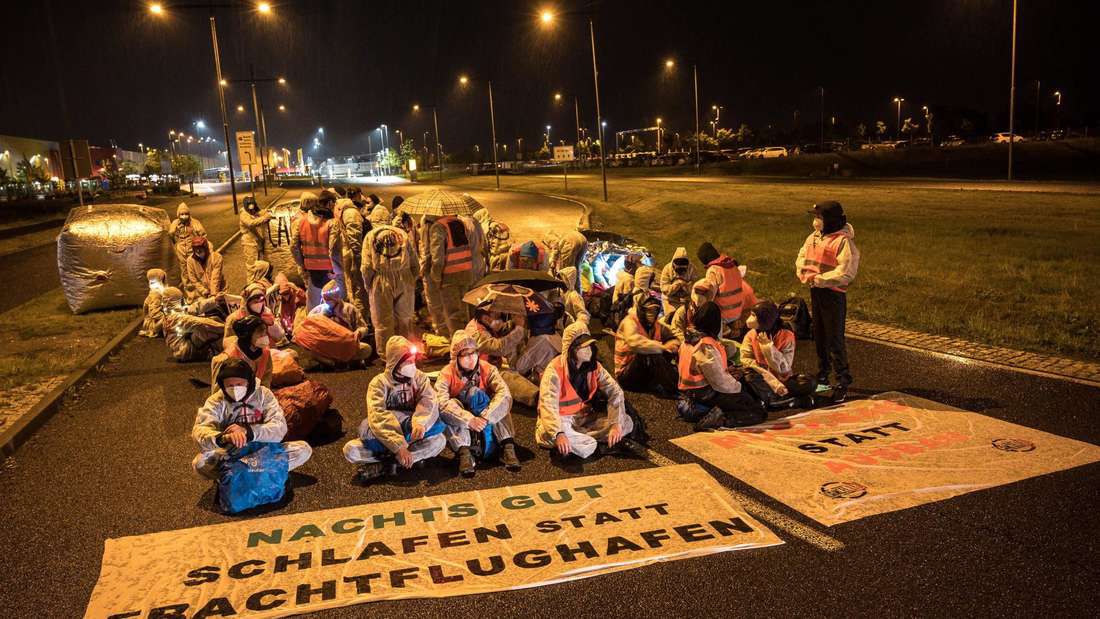 Blockade am Frachtflughafen: DHL klagt gegen Klimaaktive