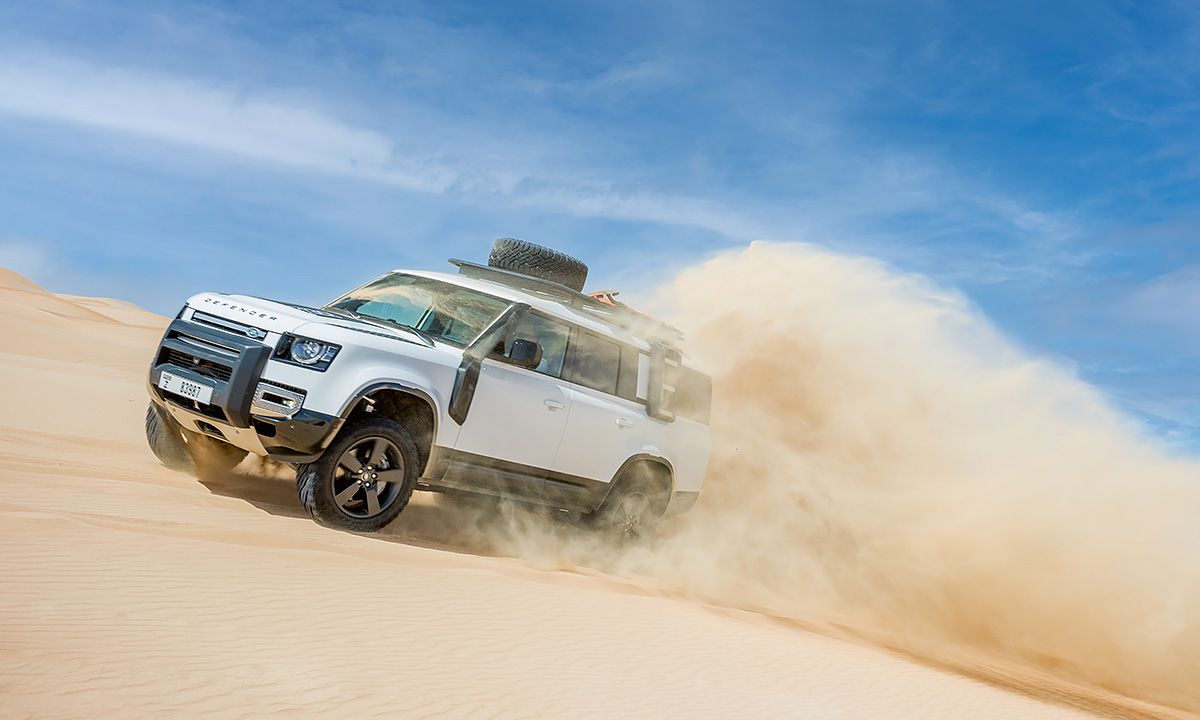 Mit dem neuen Land Rover Defender 130 durch die Wüste