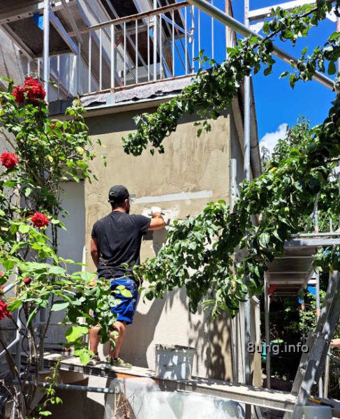 Siebenschläfer 2023: Handwerker verputzt das Haus bei strahlendem Sonnenschein und blauem Himmel