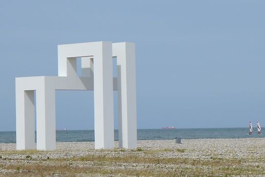 Hingucker am Strand die Skulptur UP3 des amerikanisch-schweizerischen Duos Lang  Baumann