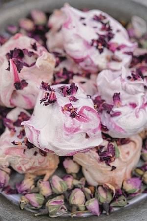 Flower meringues - Edible floral treats