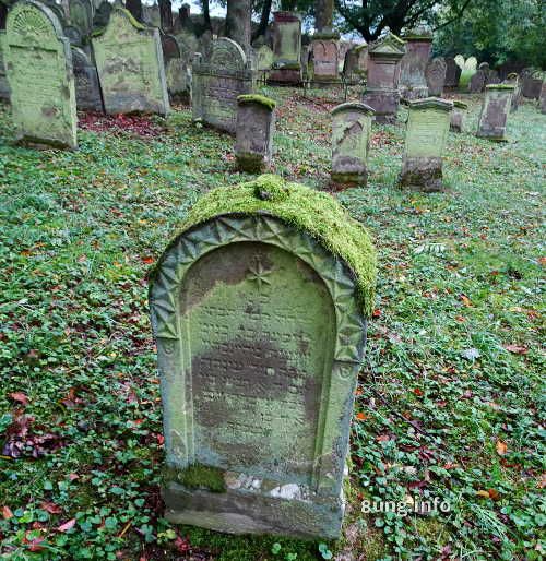 Bemooster Grabstein auf dem jüdischen Friedhof Bad Rappenau