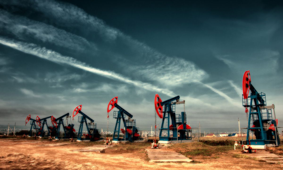 Российская нефть Urals приблизились к введённому потолку цен