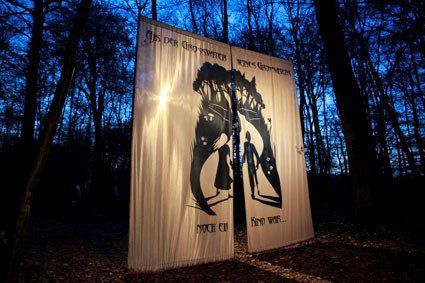 Lichttor im Schattenwald: eines der Märchentore auf dem Wanderweg Katharinenweg | (c) Theater Anu