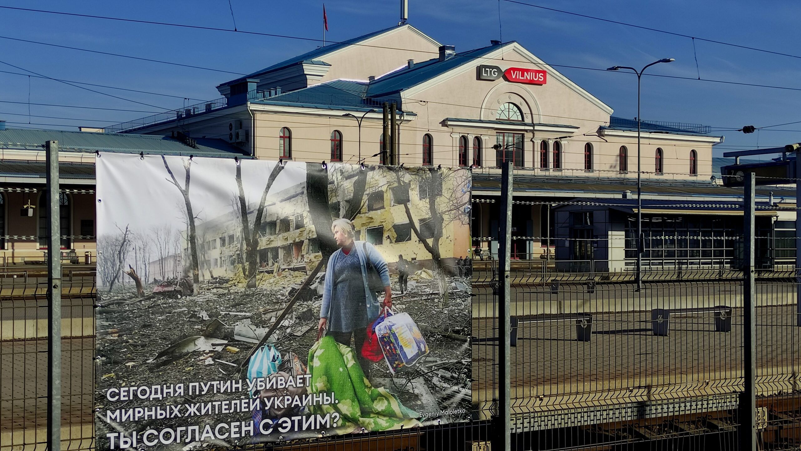 Kriegsbilder Ukraine: Eine Ausstellung für russische Passagiere am Bahnhof Vilnius