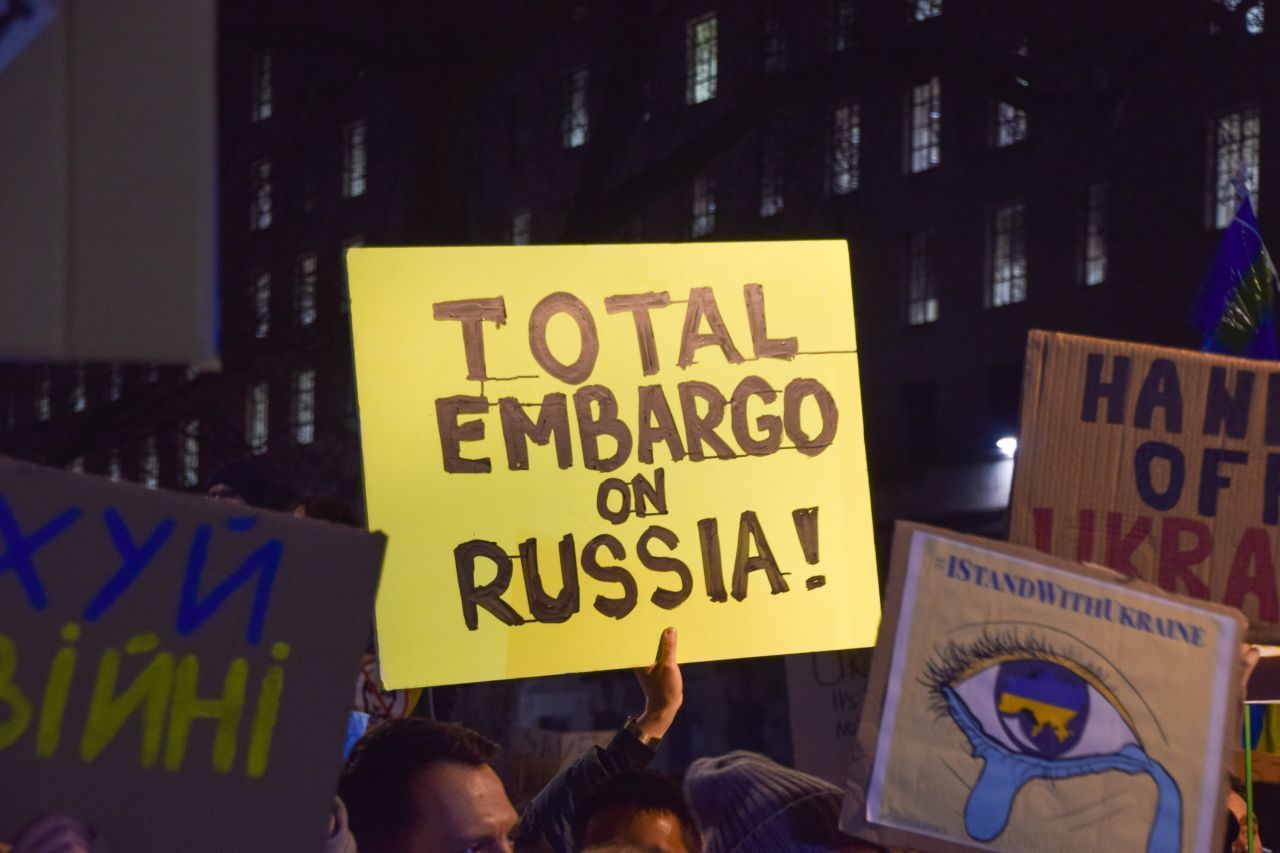 Embargo gegen Russland: Was bedeutet der Begriff eigentlich? | Galileo