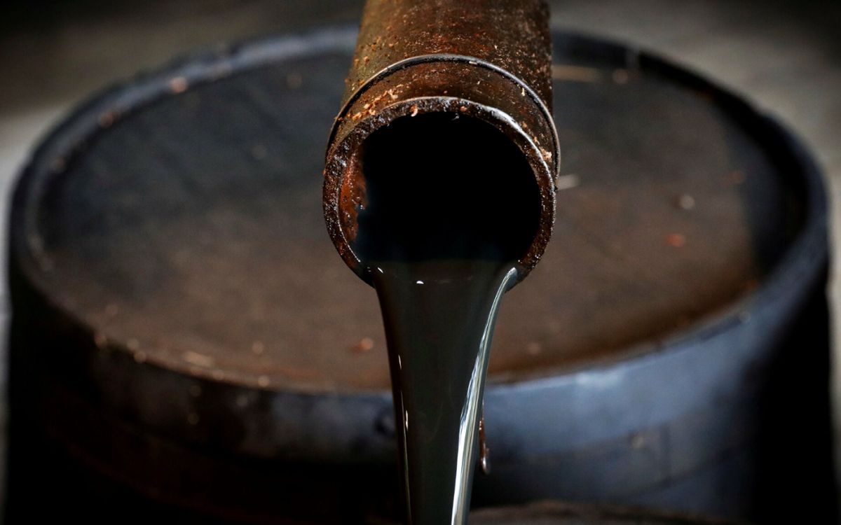 Нефть после резкого снижения накануне корректируется выше $100