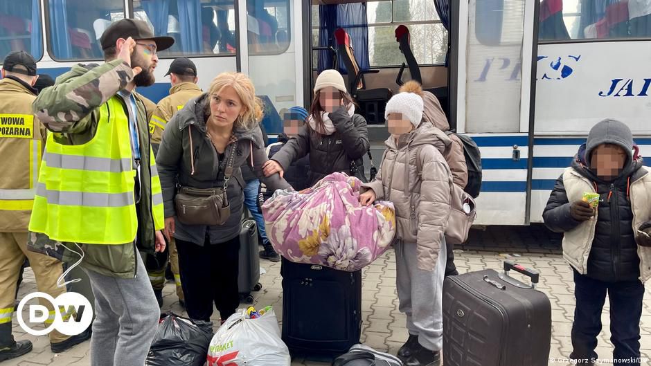 From Ukraine to Poland: Refugees at a crossroads | DW | 03.03.2022