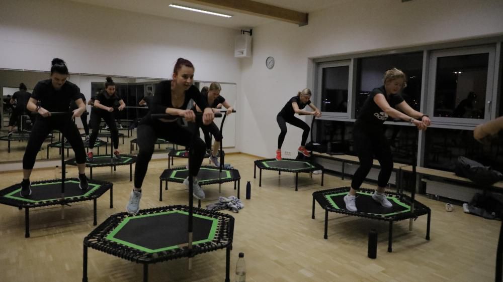 Jumping Fitness: So wird man in Friedberg mit dem kleinen Trampolin fit