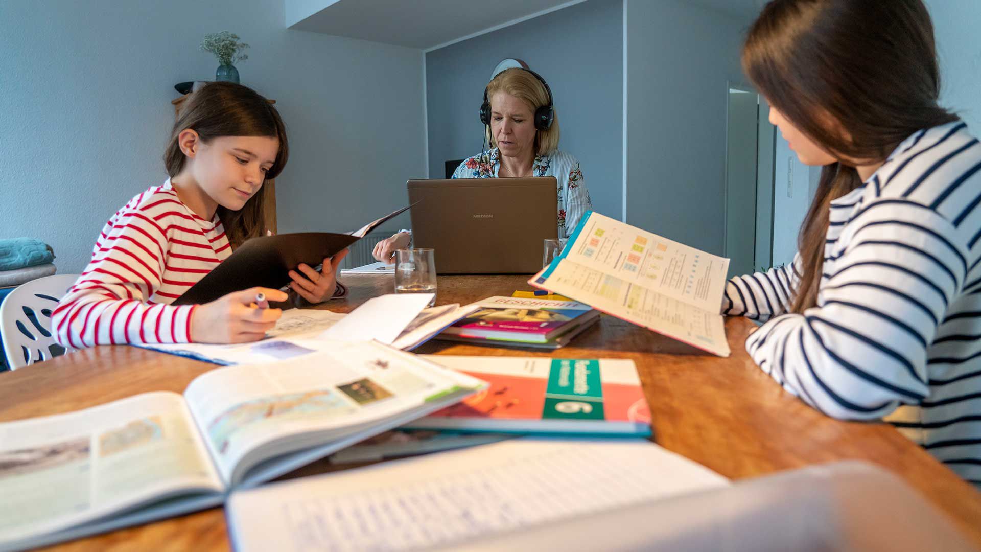 Das passiert, wenn Schule ausfällt oder zu Hause stattfindet - quarks.de