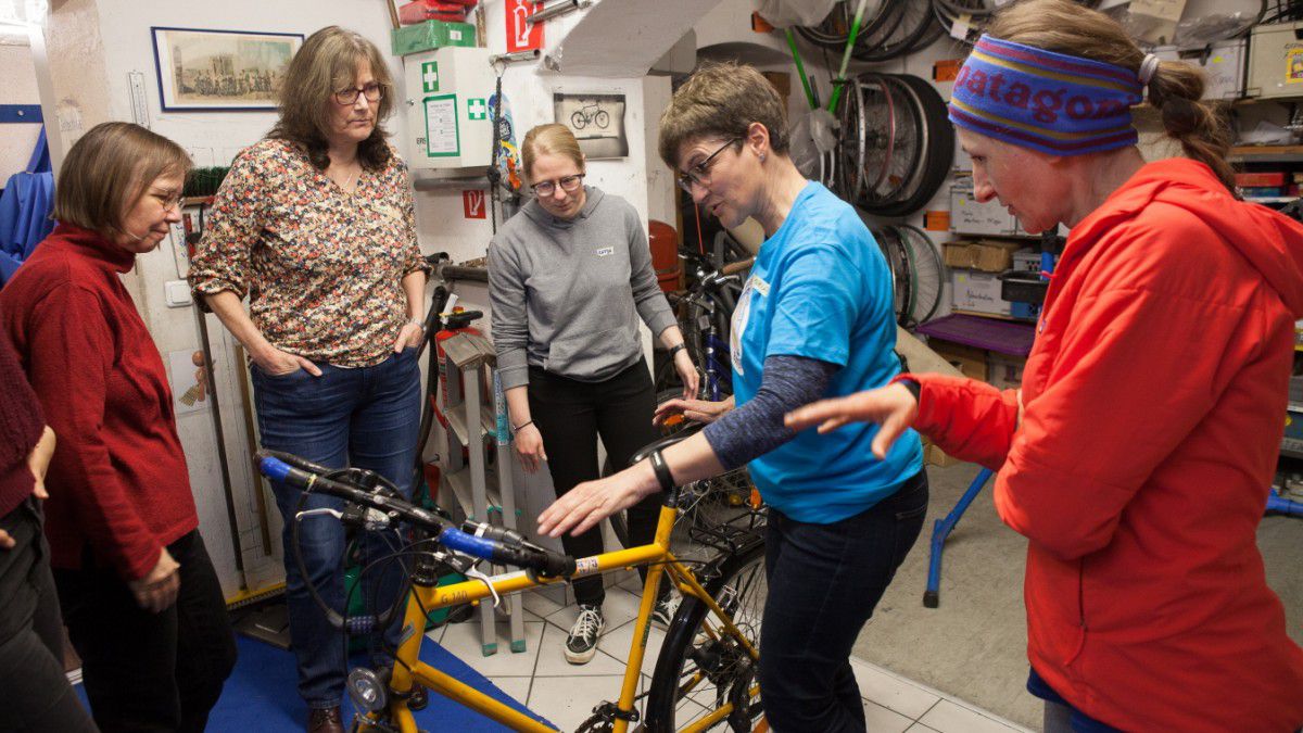 München: Warum der ADFC Fahrradtechnikkurse nur für Frauen anbietet