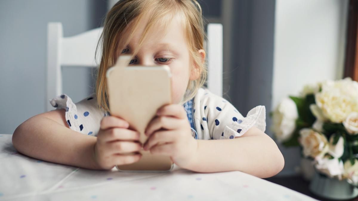 So machen Eltern ihre Kinder am Smartphone fit