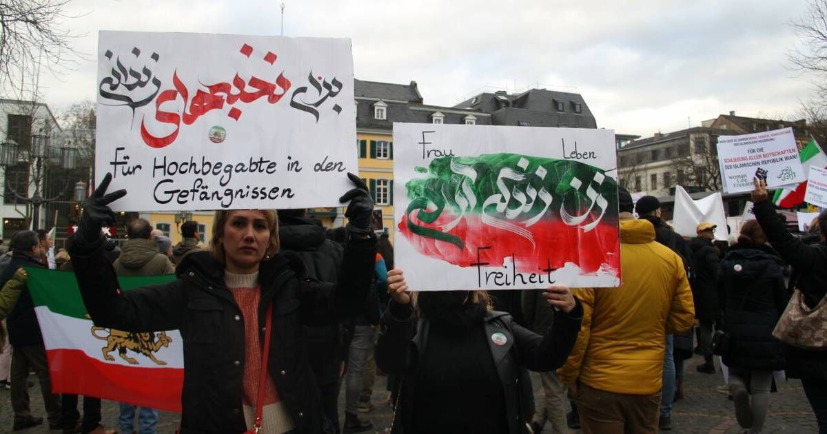 Demonstration auf dem Münsterplatz: Rund 1000 Menschen solidarisieren sich in Bonn mit Iran-Protesten