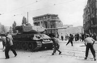 Sowjet-Panzer gegen Demonstranten