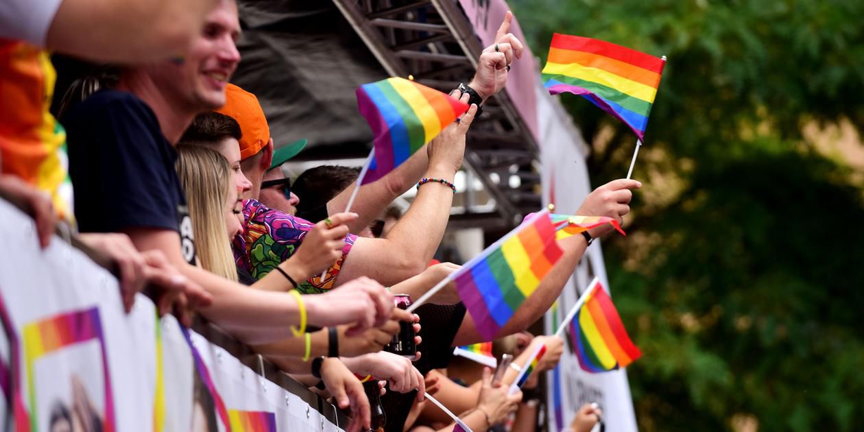 Einen Homosexuellen zum Mitnehmen, bitte: Wie man Queerfeindlichkeit begegnen kann