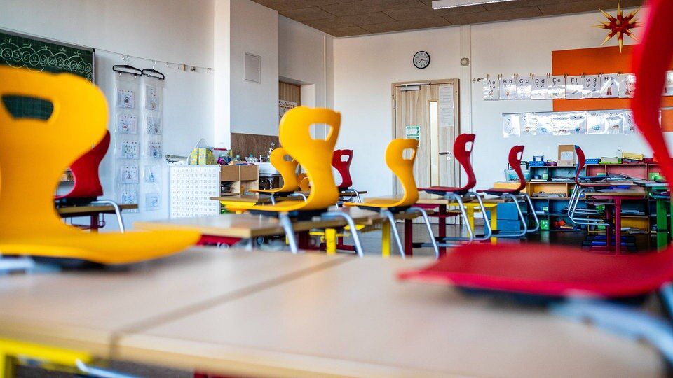 Forderung im Wahlkampf nach mehr pädagogischen Mitarbeitern an Schulen | MDR.DE